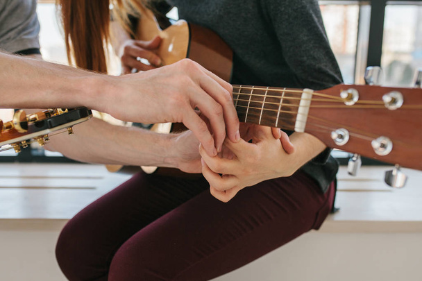 Aprender a tocar guitarra. Educação musical e aulas extracurriculares
 - Foto, Imagem