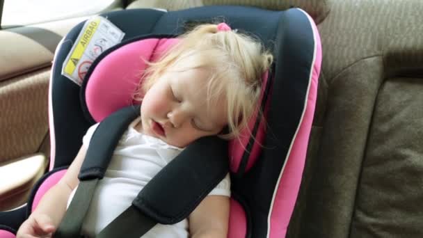 Kind schläft im Kindersitz im Auto. - Filmmaterial, Video