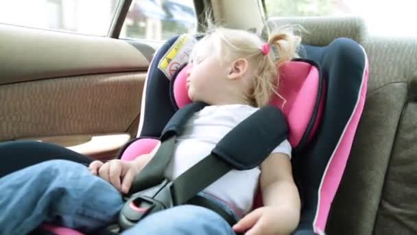 ребенок путешествует в машине. Маленький ребенок спит в автомобильном кресле
. - Кадры, видео