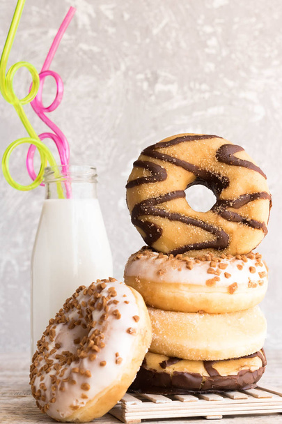 Donuts surtidos en una pila
 - Foto, imagen