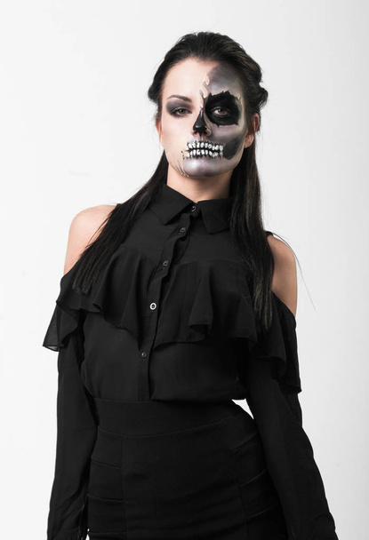 Beyaz arka plan üzerinde yüz duran üzerinde korkunç yağlıboya ile siyah elbise giyen Güzellik esmer kadın portresi stüdyo - Fotoğraf, Görsel