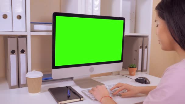 vista lateral mulher de negócios sentado na mesa na frente do monitor do computador com tela verde isolado fêmea inserir dados no teclado branco movimento pc mouse
 - Filmagem, Vídeo