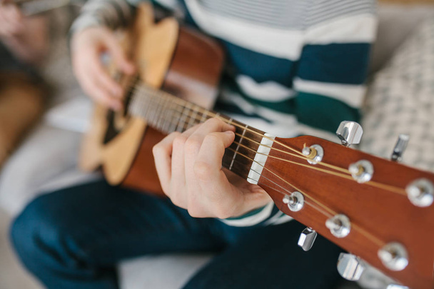 Naučit se hrát na kytaru. Hudební výchova a mimoškolní výuka - Fotografie, Obrázek
