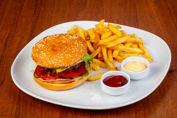 Chutné hovězí burger s hranolky - Fotografie, Obrázek