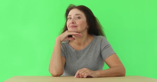 Nyugdíjas asszony komor az kamera - Felvétel, videó