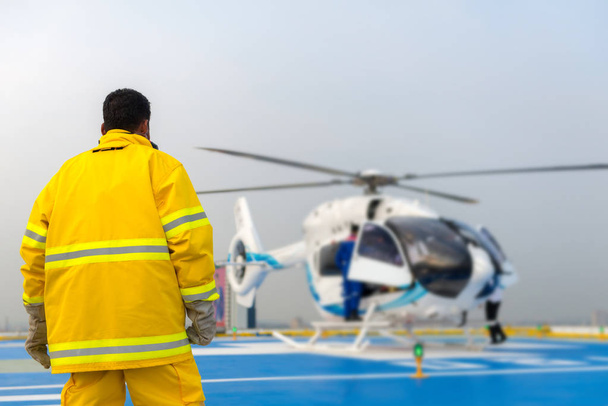 oficial de aterragem do helicóptero e alarme para o serviço de salvamento aéreo. Equipe de socorristas helicóptero médico
. - Foto, Imagem