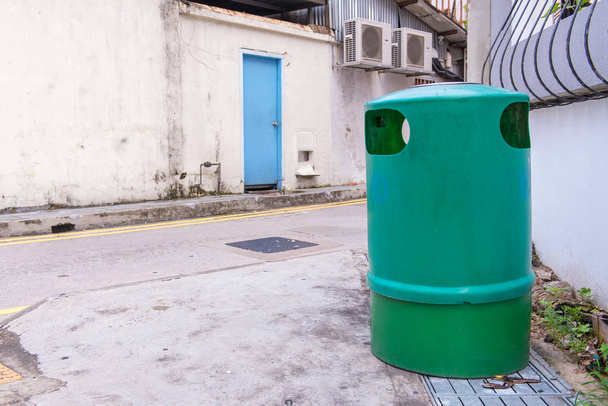 Grüner Wertstoffcontainer oder Mülleimer auf der Straße der Stadt. - Foto, Bild