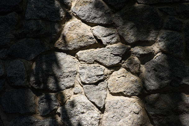 日光背景の石壁の完全なフレームのイメージ  - 写真・画像