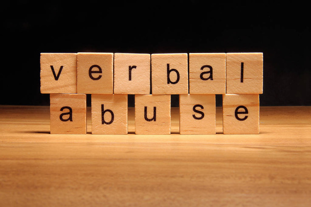 L'abuso verbale è inaccettabile. Quando vedi il bullismo, ci sono cose sicure che puoi fare per farlo smettere.
.  - Foto, immagini