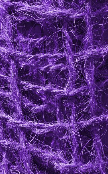 Vista abstracta de una cuerda de coco tonificada en ultravioleta. Fondo de textura inusual. De cerca.
. - Foto, imagen