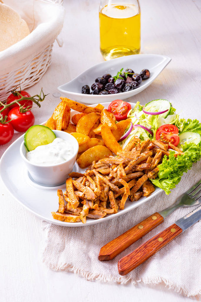 Gyros talíř zelený salát, olivy a bramborové špalky - Fotografie, Obrázek
