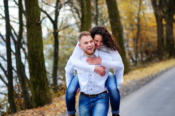 Los amantes de caminar de la mano en el parque de otoño - Foto, Imagen