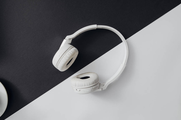 From above photo of white wireless headphones. - Valokuva, kuva