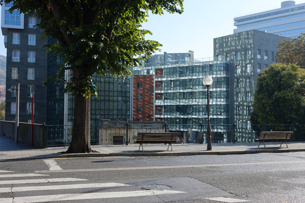 Nap gondolkodás modern üveg felhőkarcoló homlokzat és utca. Bilbao városban, Spanyolország. - Fotó, kép