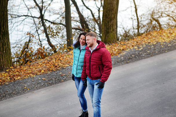Miłośnicy spaceru ręka w rękę w jesiennym parku - Zdjęcie, obraz