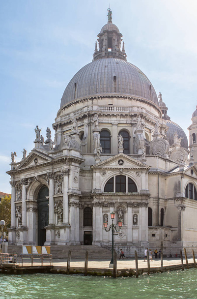 Basílica de Santa Maria della Salute en Venecia en el Gran Canal, Italia
 - Foto, Imagen
