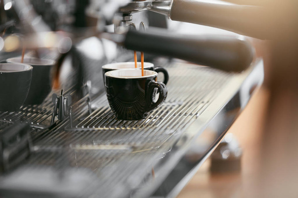 コーヒー マシン カフェ クローズ アップ、新鮮なホット コーヒーを飲む。高分解能. - 写真・画像