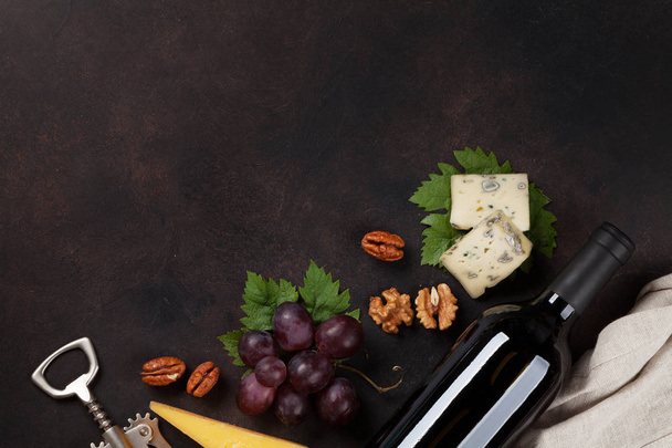 Wein, Trauben, Nüsse und Käse. Ansicht von oben mit Platz für Ihren Text - Foto, Bild
