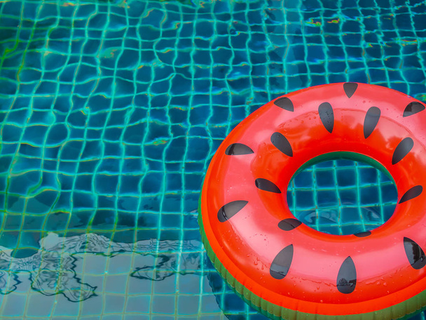Basen Float Ring są pływające na tle basen, koncepcja lato - Zdjęcie, obraz