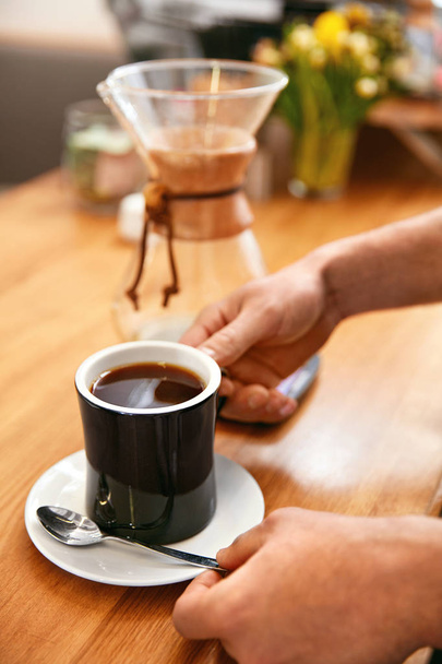 Preparación de café fresco con filtros en el café. Alta resolución
. - Foto, imagen