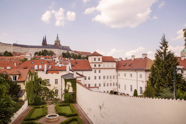 Untraditioneller Prager Blick vom romantischen Hof auf die Prager Burg mit dem Veitsdom - Foto, Bild