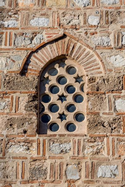Древний камень и керамика арочные окна со звездой Давида и круги в яркий день
 - Фото, изображение