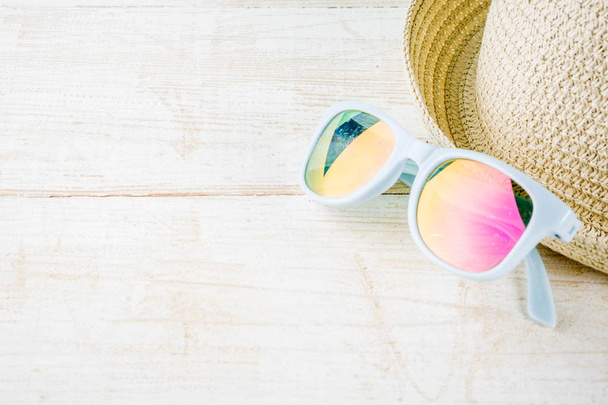Nyaralás nyaralás koncepció háttér, kalap, napszemüveg, fehér fa háttér másol hely  - Fotó, kép