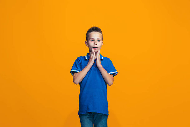 Beautiful teen boyl looking suprised isolated on orange - Foto, afbeelding