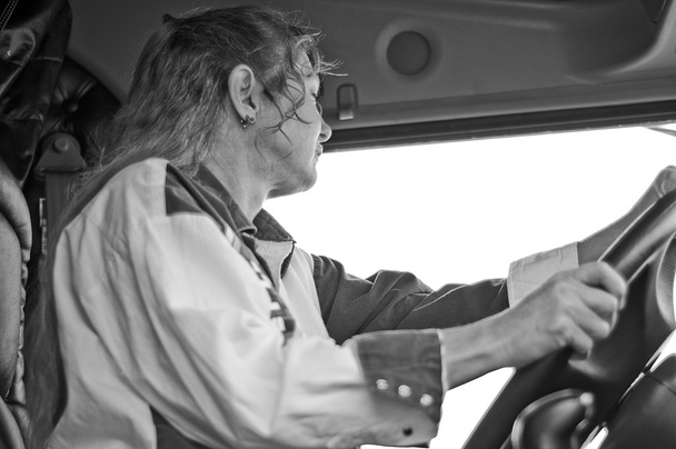 teherautó-sofőr, ellenőrzése a forgalom aroud neki. - Fotó, kép