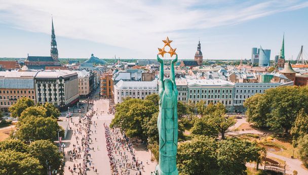 May 20, 2018. Riga, Latvia. Aerial view of the statue of liberty Milda in the center of Riga during international Lattelecom marathon. - Fotoğraf, Görsel