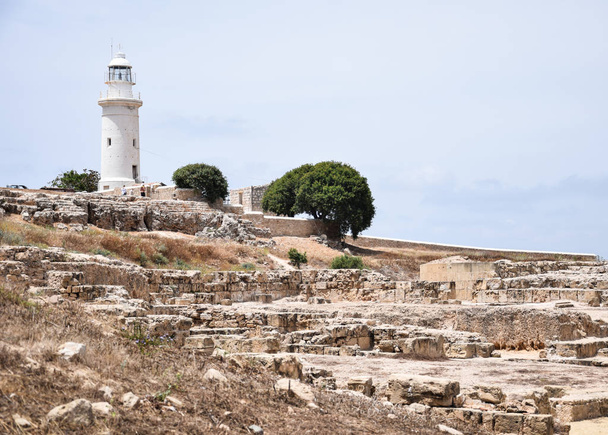 Latarnia morska Pafos widziany z ruin w park archeologiczny w Pafos - Zdjęcie, obraz