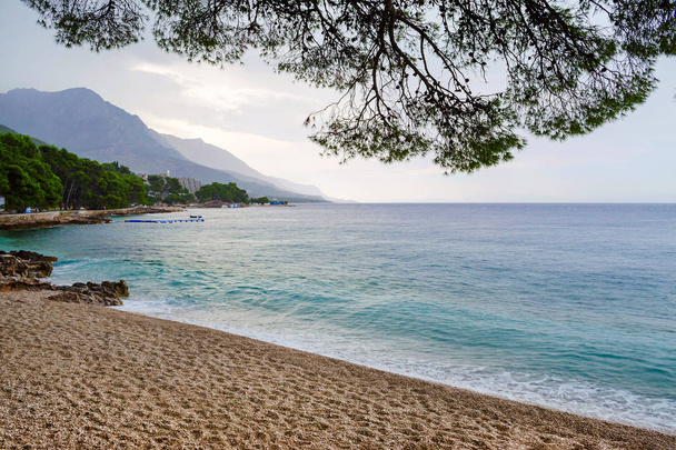playa de lluvia en Brela, Croacia, Riviera Makarska, Dalmacia
 - Foto, Imagen