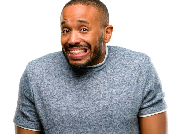 Afro-amerikai férfi szakállal, magabiztos és elégedett egy nagy természetes mosoly, nevetés elszigetelt fehér háttér felett - Fotó, kép