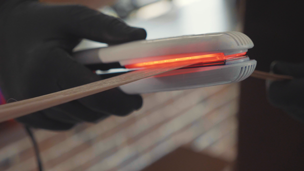 Keratin fehérje és a helyreállítás kezelés szakmai infravörös vas eszköz. - Felvétel, videó