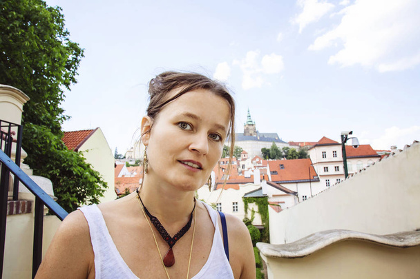Portret van het meisje een bezoek aan Praag - Foto, afbeelding