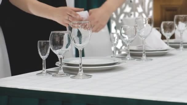 serveert een feestelijke tafel in een restaurant - Video