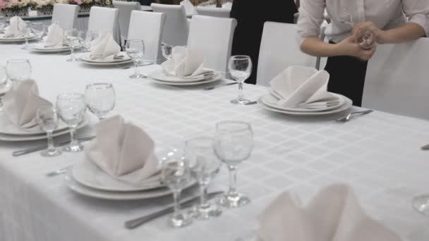 レストランでお祝いのテーブルを出し - 映像、動画