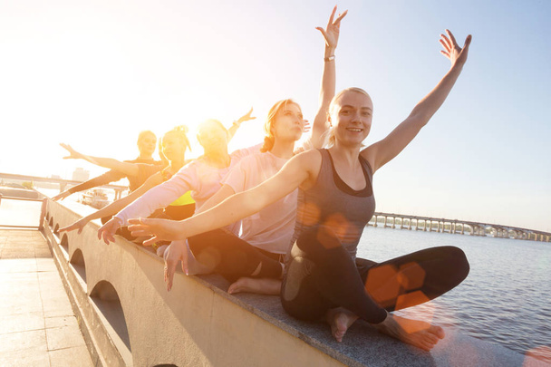 Sano e volare Yoga Concept. Divertente gruppo di ragazze sorridenti felici dopo yog
 - Foto, immagini