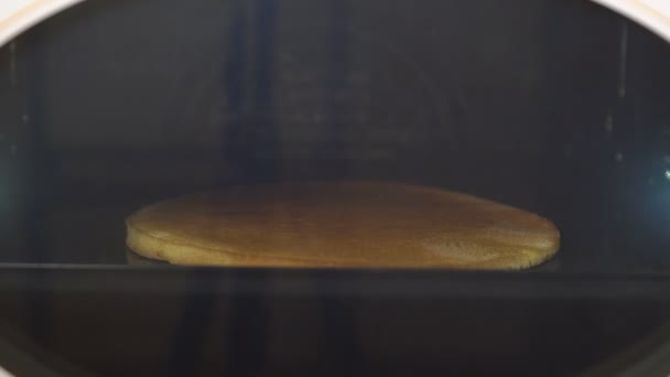 Baked cake in a closed oven. Cooking - Imágenes, Vídeo