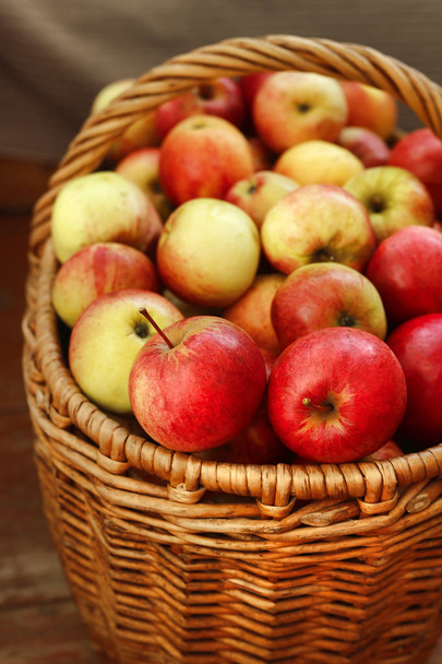 Sepet içinde parlak lezzetli olgun elma yakın çekim - Fotoğraf, Görsel
