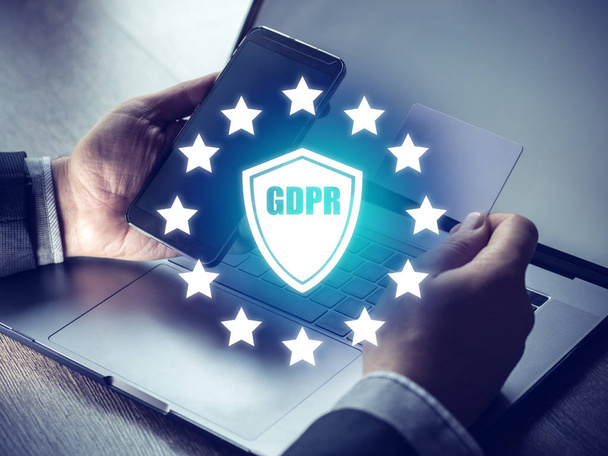 GDPR koncepció, üzletemberek kezében digitális smartphone jel általános adatvédelmi rendeletben és a kulcs ikon, számítógépes biztonság és adatvédelem, 25 május 2018. - Fotó, kép