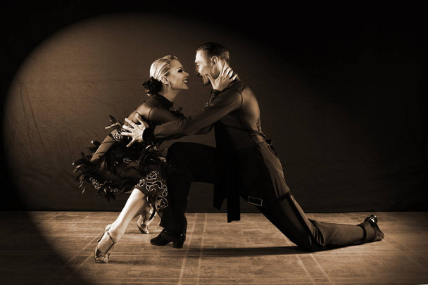 dansers in balzaal geïsoleerd op zwarte achtergrond - Foto, afbeelding