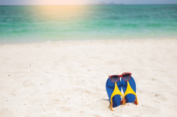 ビーチ サンダルの砂浜海岸で、夏のコンセプトの休日や休暇のコンセプト。熱帯の海. - 写真・画像