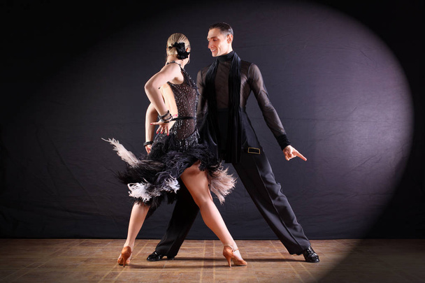 siyah arka plan üzerine izole balo dansçıları - Fotoğraf, Görsel
