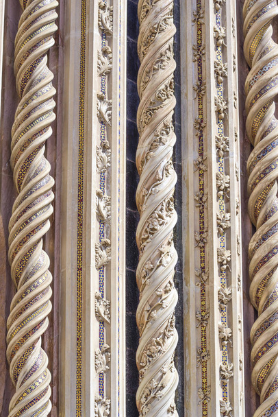 Detalle de la fachada de la catedral de Orvieto, Umbría, Italia. Columnas de mármol en espiral decoradas con mosaicos
 - Foto, Imagen