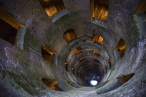 St. Patrick's Nou, Orvieto, Italië. Historische Nou. Grote werk van de engineering, gebouwd in 1547. diepte 54 meter, breedte 13 meter... kenmerken zijn de spiraal trap - Foto, afbeelding