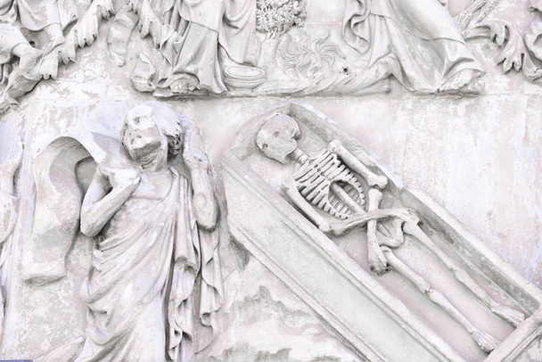 Деталь фасада Дуомо Орвието, Умбрия Италия. Мраморный барельеф, представляющий эпизоды Библии
 - Фото, изображение