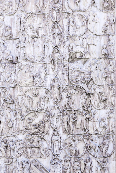 Detail fasády dómu Orvieto, Itálie. Mramorový basreliéf představující epizody Bible. Příběhy ze Starého zákona - Fotografie, Obrázek