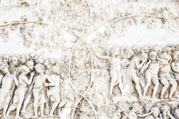 Detalhe da fachada do Duomo de Orvieto, Itália. Baixo relevo de mármore representando episódios da Bíblia. Acórdão final
 - Foto, Imagem