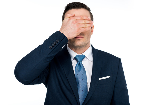 бизнесмен среднего возраста в формальной одежде закрывая глаза с рукой, изолированной на белом
 - Фото, изображение